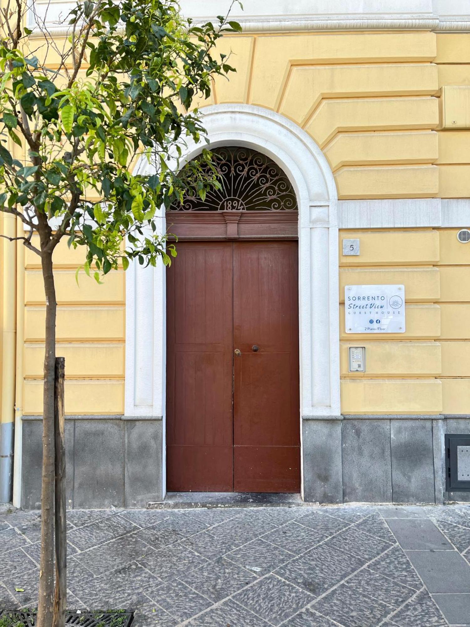 Sorrento Street View Hotel Bagian luar foto